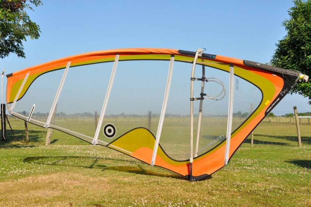 NeilPryde 5.2m2 Expression set (zeil, mast, giek, mastvoet), Watersport en Boten, Windsurfen, Ophalen, Gebruikt, 5 tot 6.5 m²