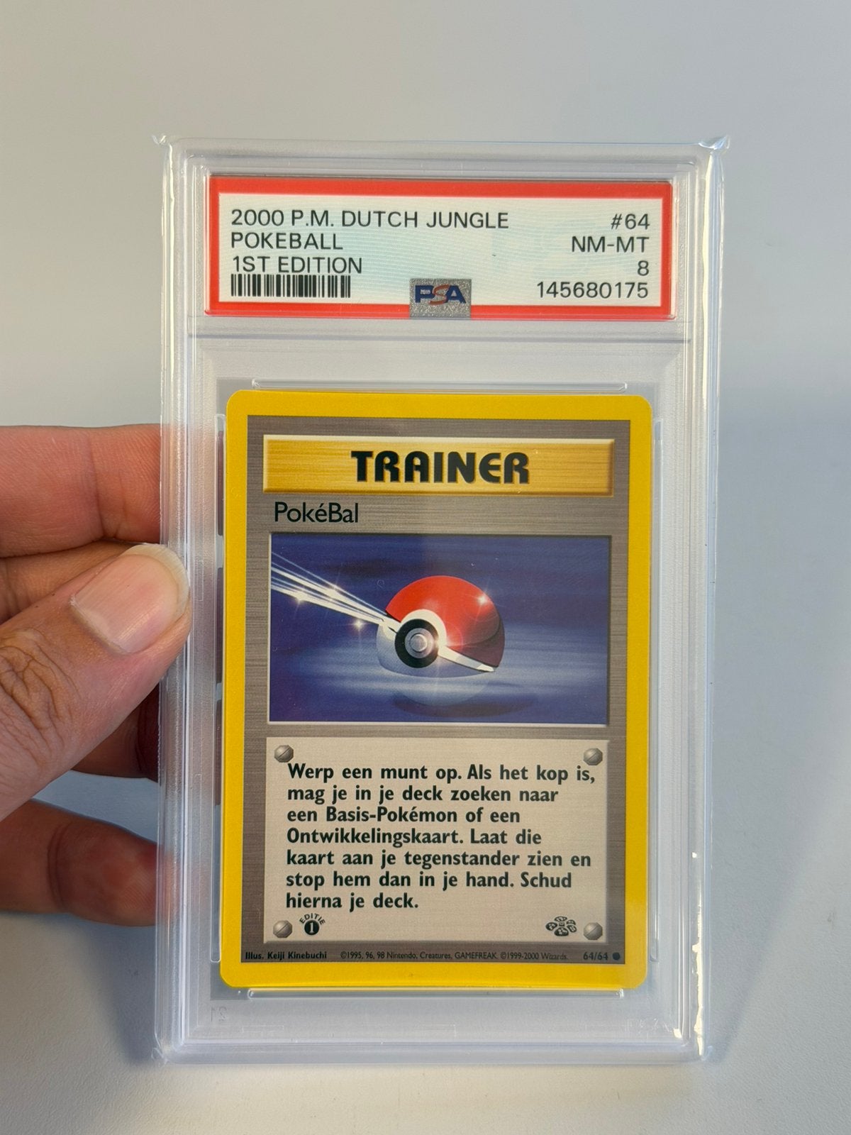 Pokémon PokéBal 1st Edition Dutch Jungle PSA 8 2000 #64 slab, Hobby en Vrije tijd, Verzamelkaartspellen | Pokémon, Ophalen of Verzenden