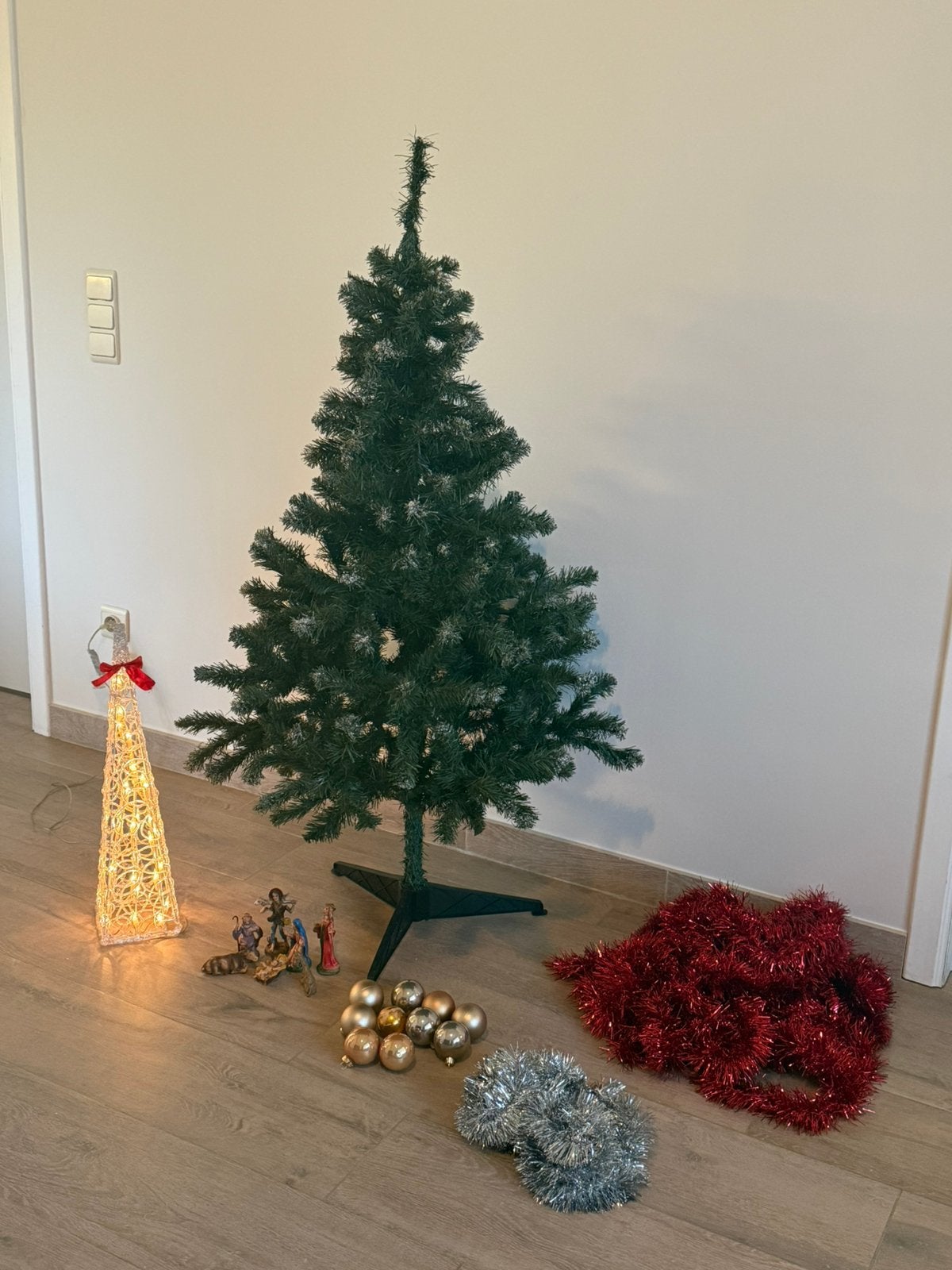 Kerstdeco: boom, slingers, ballen, verlichting, beeldjes, Ophalen, Zo goed als nieuw