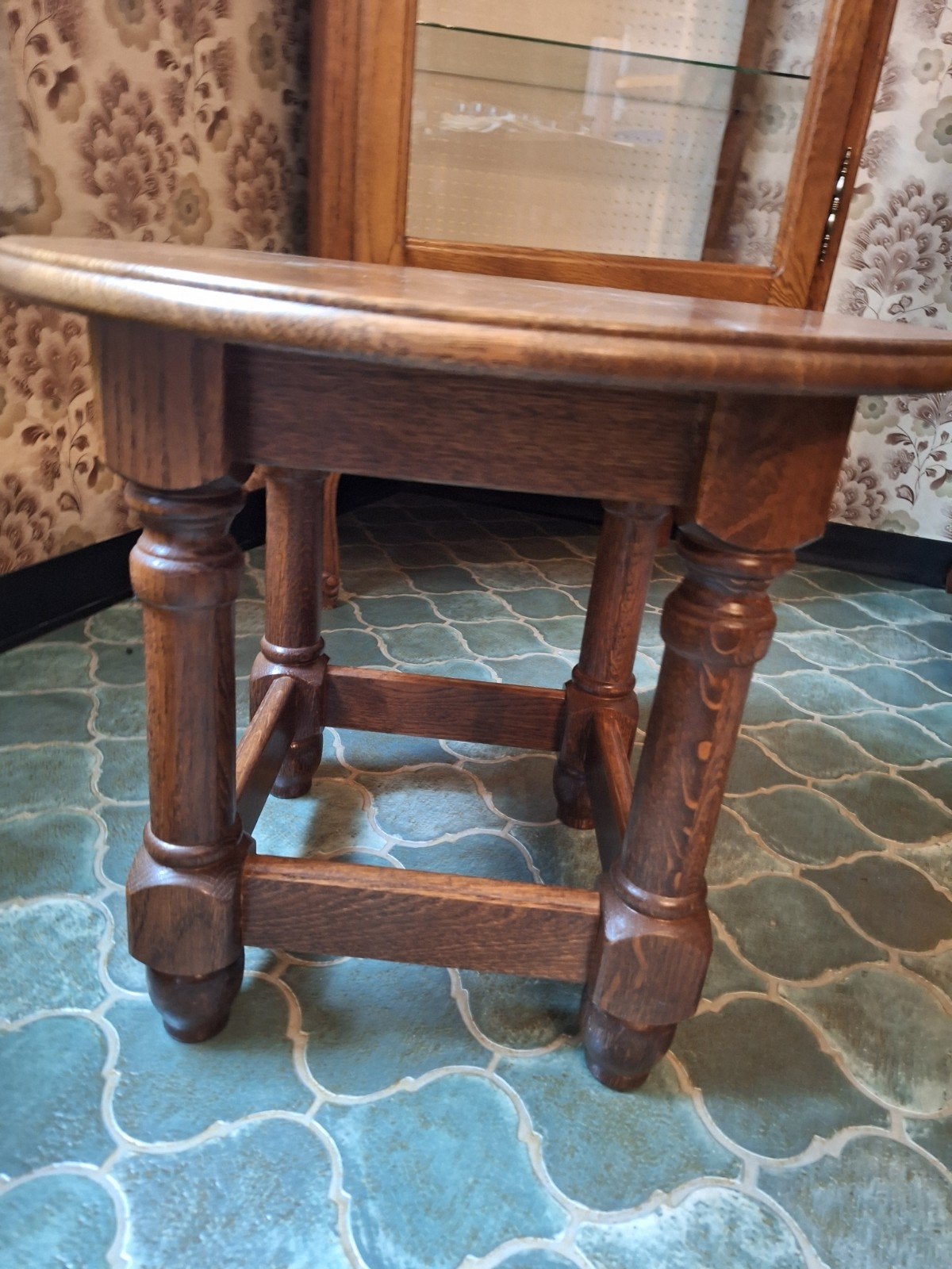 Petite table ronde, Enlèvement