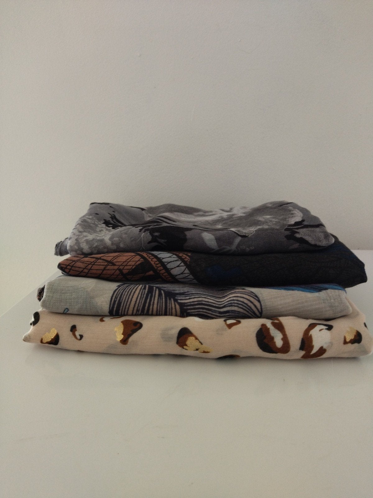 Lot de 4 grands foulards 175x83 cm - NEUFS, Enlèvement ou Envoi