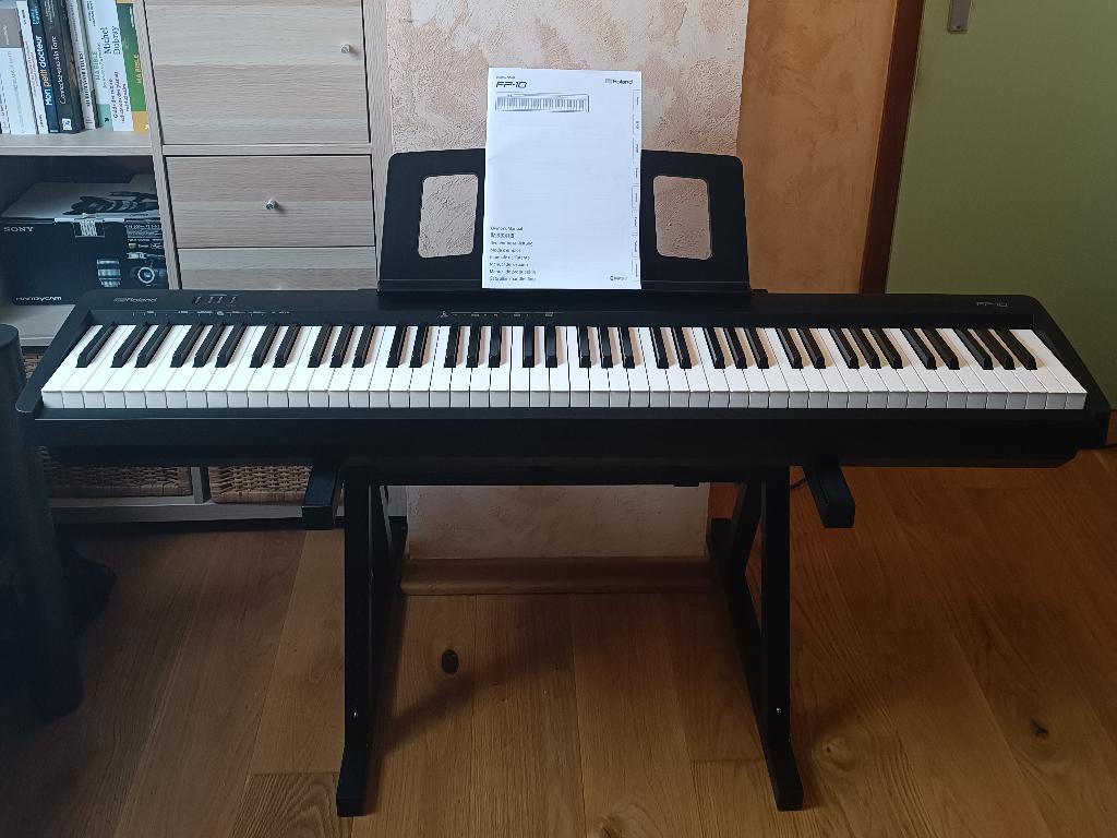 Piano Roland FP-10 + Support, Muziek en Instrumenten, Keyboards, Ophalen, 88 toetsen, Roland, Zo goed als nieuw