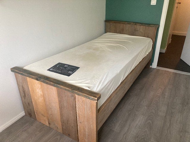 eenpersoonsbed en buro + hangschap, Ophalen, Gebruikt, 90 cm, Steigerhout