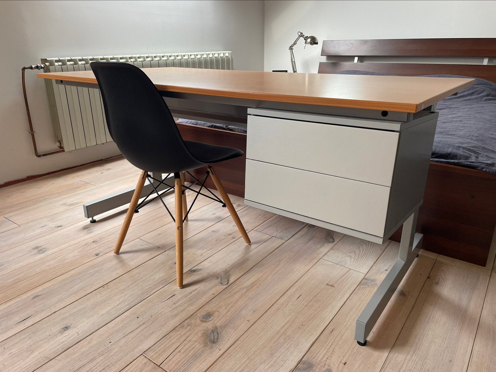 Bureau van houten/metaal met dubbele laden, Zo goed als nieuw, Grijs, Hout