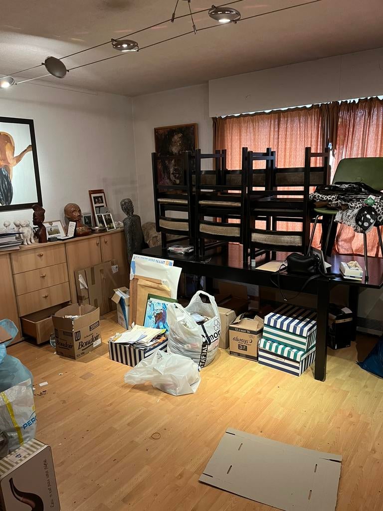 Opruimdiens, Zakelijke goederen, Exploitaties en Overnames