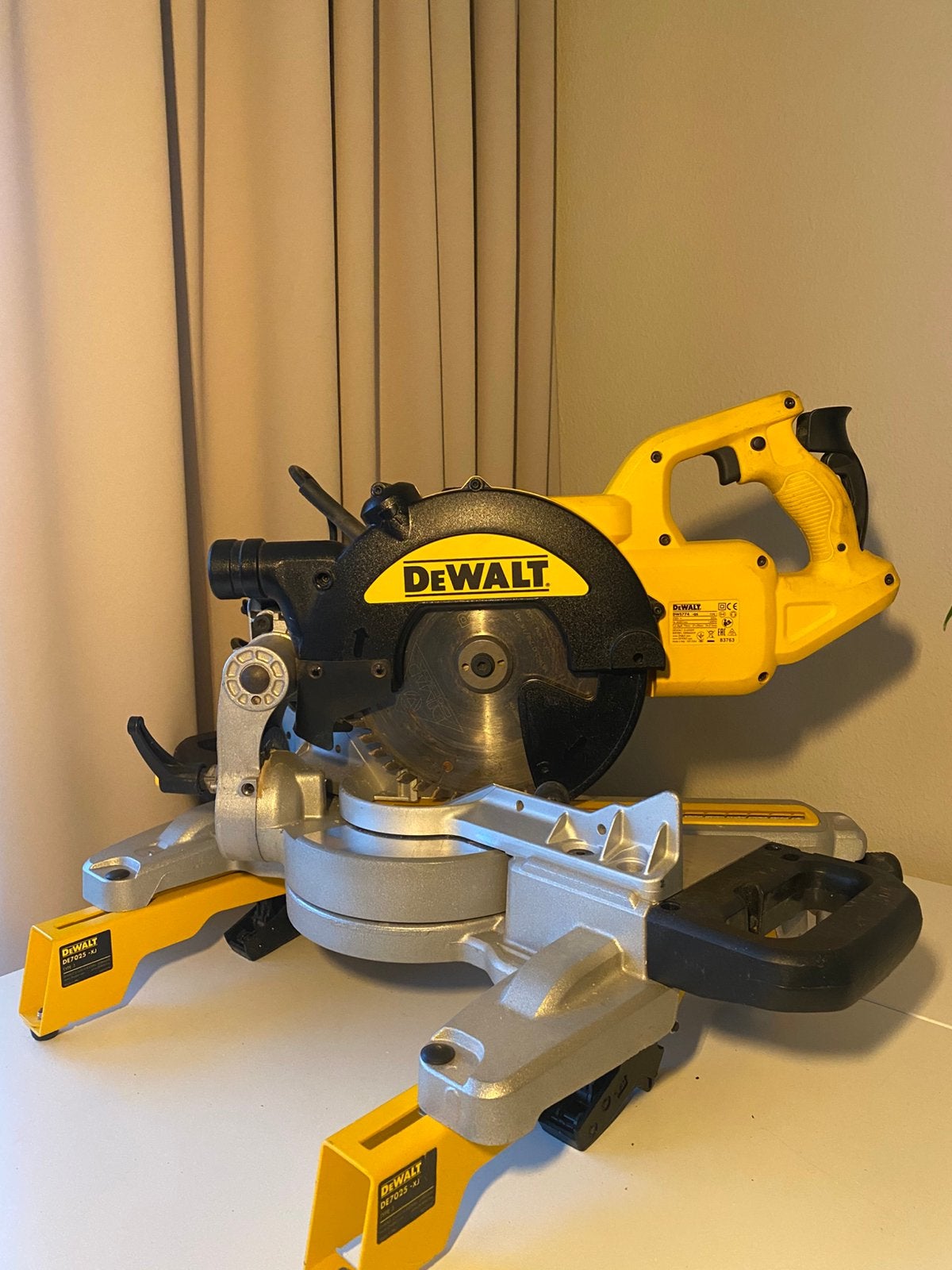 DeWALT DWS774-QS professionele afkort- en verstekzaag, Doe-het-zelf en Bouw, Ophalen of Verzenden, Zo goed als nieuw, Afkortzaag