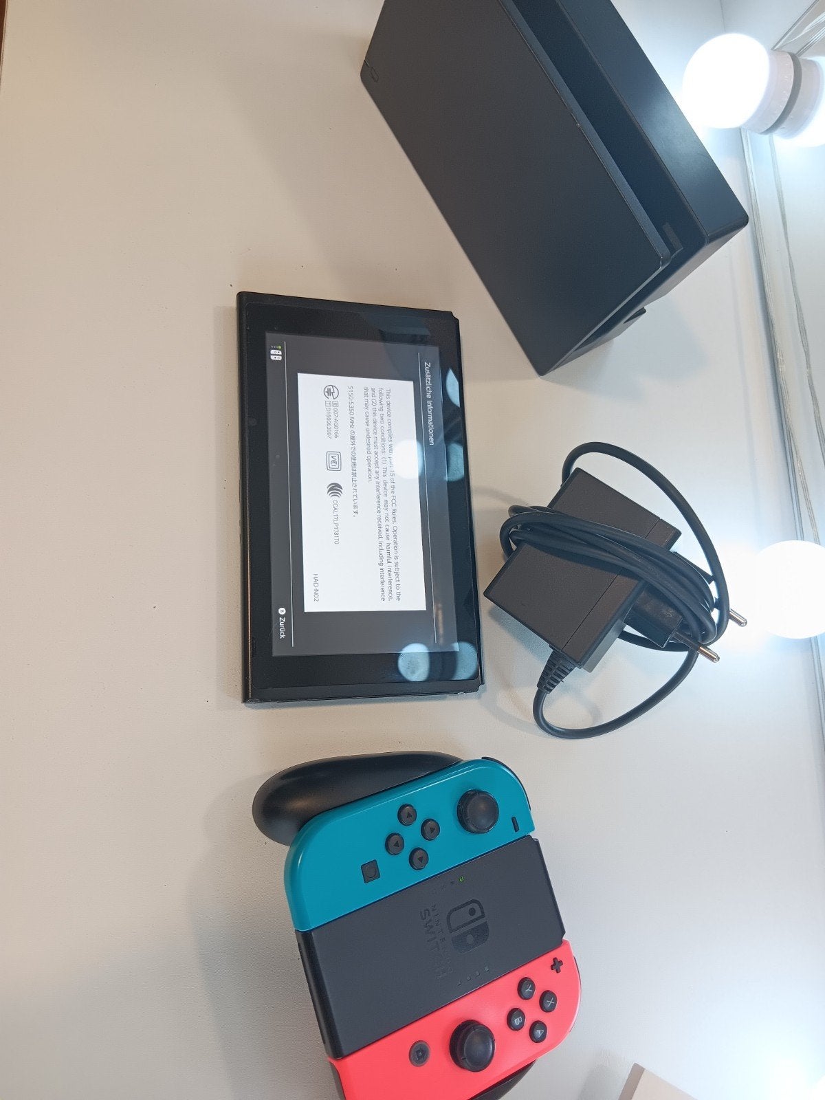 SwitchV2 2019 geleverd met alles wat op de Fotos te zien is., Games en Spelcomputers, Ophalen of Verzenden, Gebruikt, Switch Original