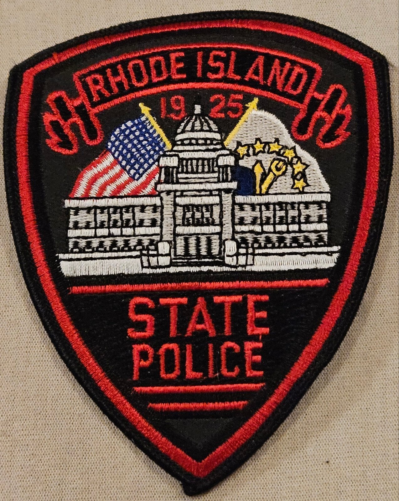 Patch de la police de l'État du Rhode Island
C'est une perce, Enlèvement ou Envoi