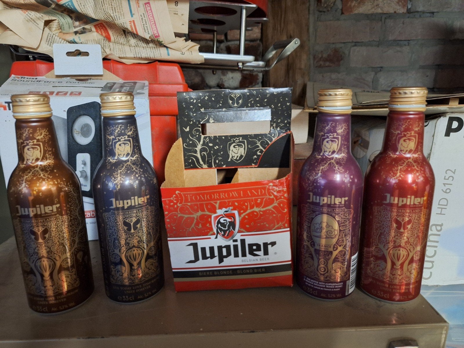Lot 4 bouteilles alu Jupiler vides Tomorrowland 2016 + pack, Enlèvement ou Envoi, Utilisé, Bouteille(s), Jupiler