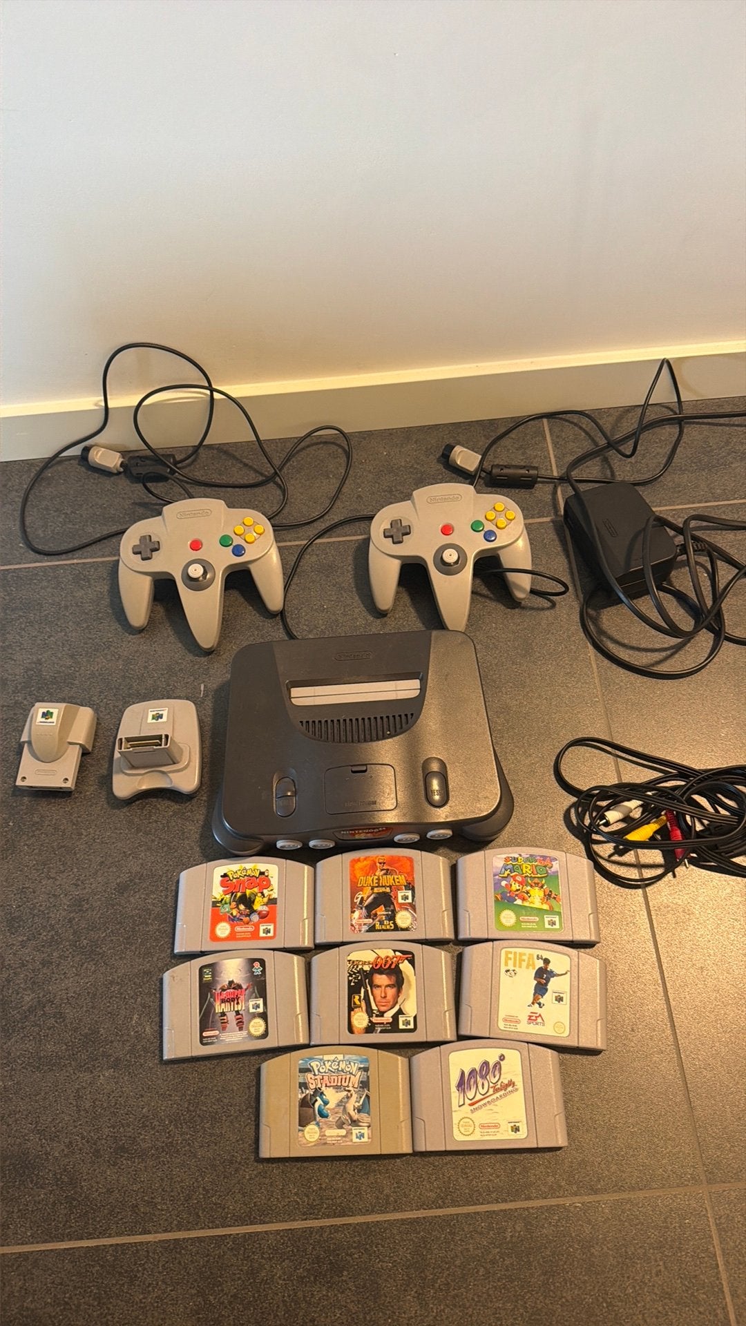 Nintendo 64 + 2 controllers , 8 games ( pokemon ), Games en Spelcomputers, Games | Nintendo 64, Ophalen of Verzenden, Zo goed als nieuw