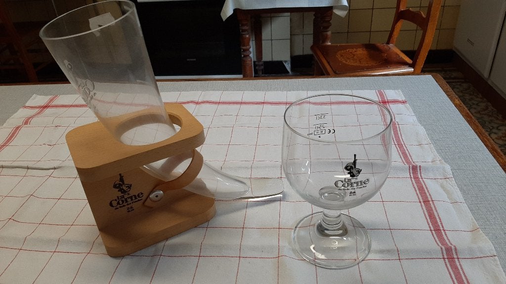 Lot de 2 Verres à Bière La Corne du Bois des Pendus + Socle, Collections, Enlèvement, Comme neuf, Verre ou Verres