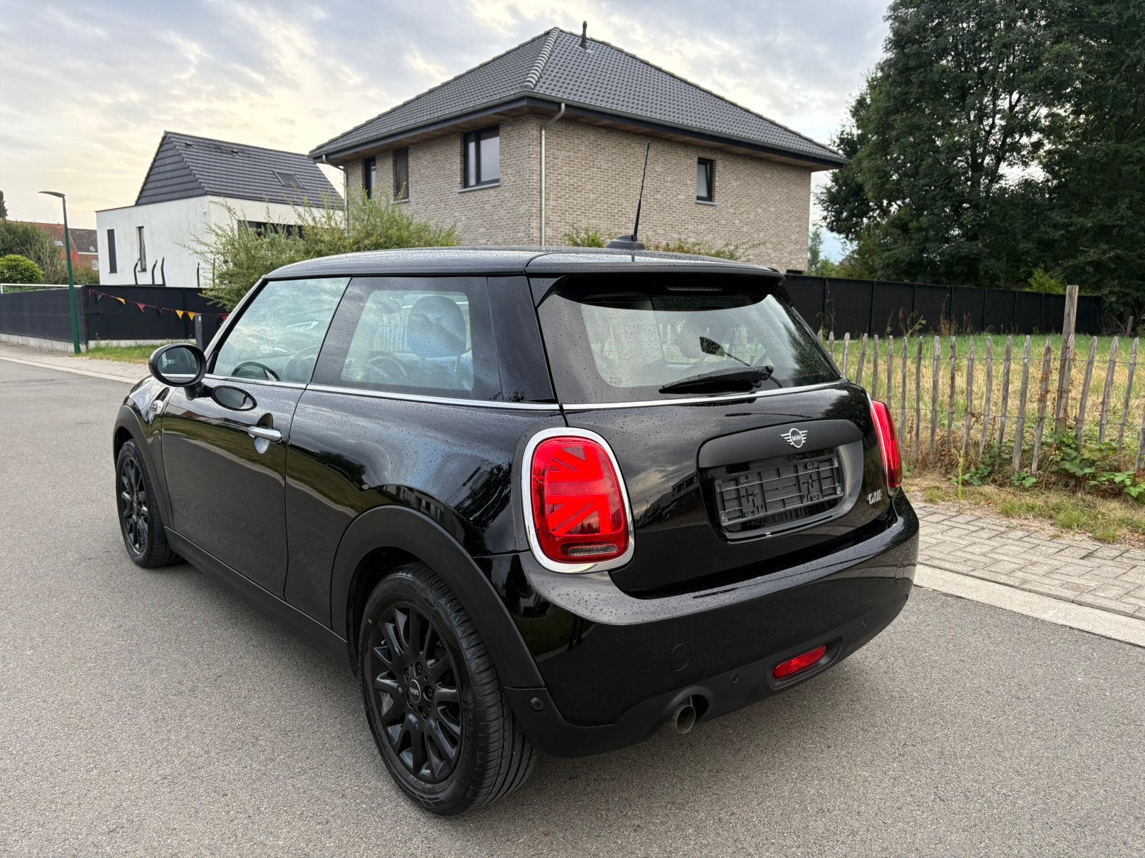 MINI One 1.5 One##41000km#Carplay#Led#dig Airco#Navi#bluetoo, Auto's, Mini, 1498 cc, Euro 6, Zwart, Grijs