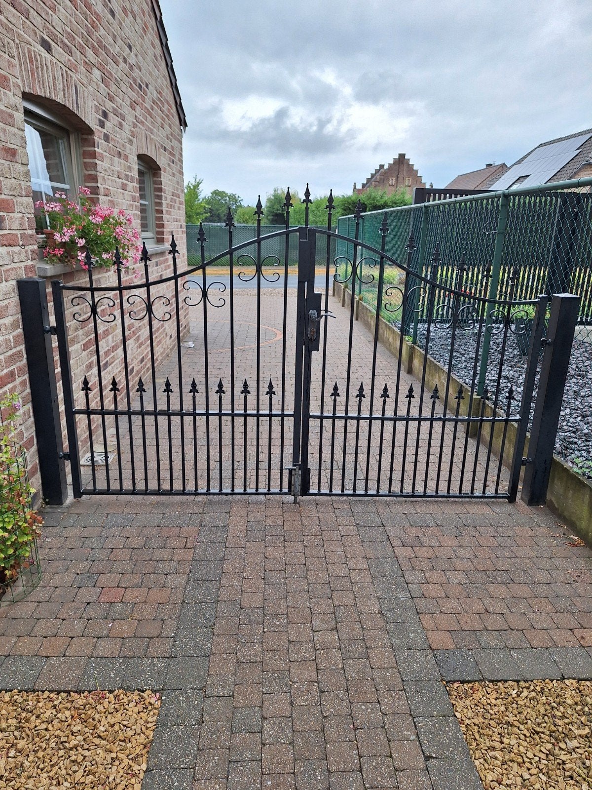Zwarte ijzeren poort., Enlèvement, Utilisé, Fer, Clôture ornementale