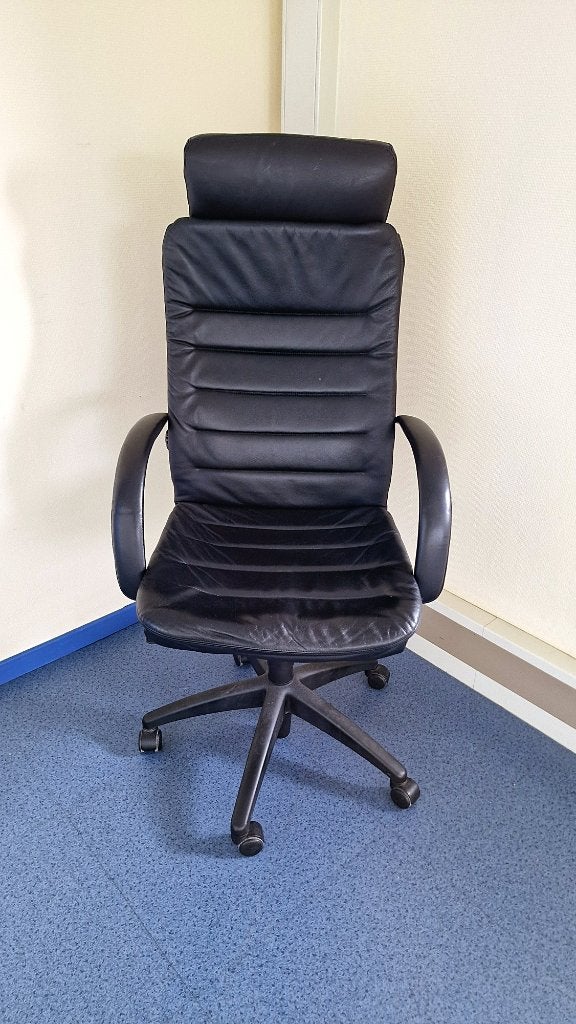Fauteuil de direction Kinnarps cuir noir capitonné, Enlèvement, Utilisé, Noir, Chaise de bureau