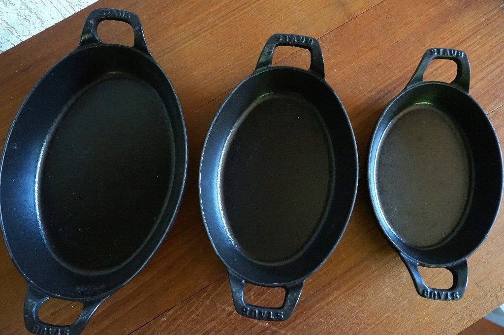 set van 3 STAUB ovalen gietijzeren ovenschalen, Huis en Inrichting, Gebruikt, Geschikt voor inductie, Gietijzer, Pannenset