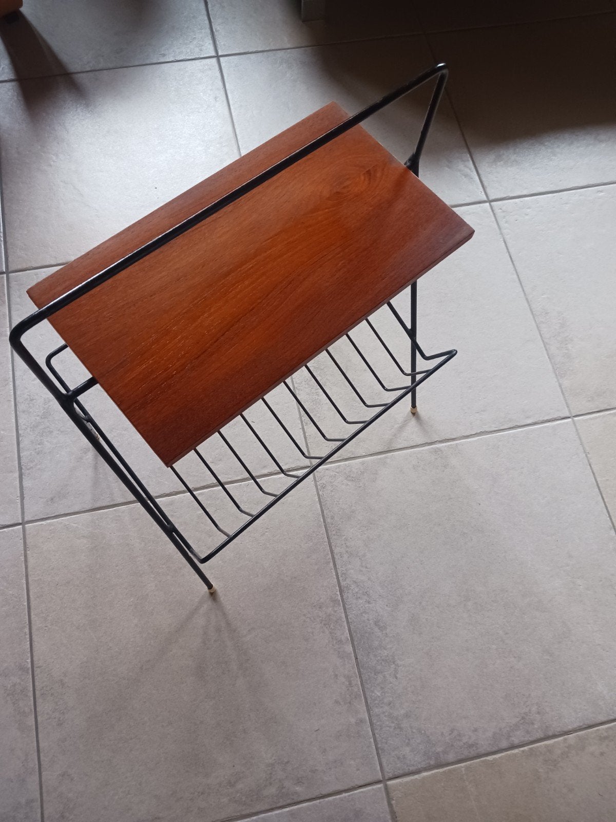 Bijzettafel met krantenrek,bovenblad in teakhout jaren 70, Huis en Inrichting, Woonaccessoires | Krantenbakken en Lectuurbakken