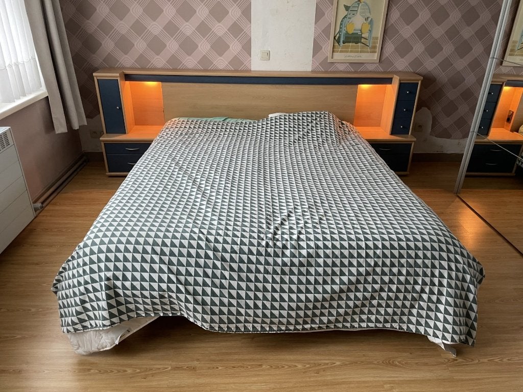 tweepersoonsbed met nachtkastjes en lampje zonder matras, Huis en Inrichting, Ophalen, Bruin, Tweepersoons, Overige maten