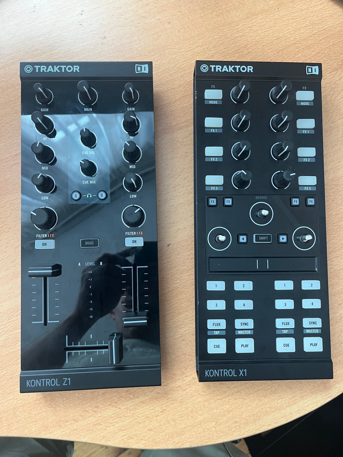 Lot de contrôleurs DJNative Instrument Traktor Kontrol Z1&X1, Enlèvement ou Envoi, Comme neuf