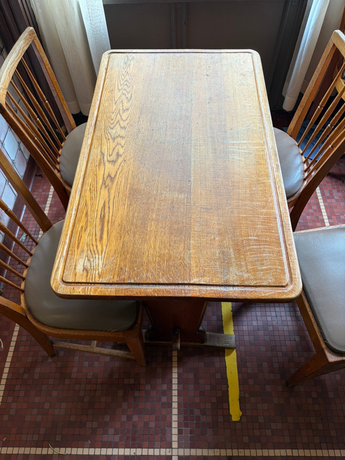 Table basse ancienne avec canal à bière, 4 chaises, Enlèvement