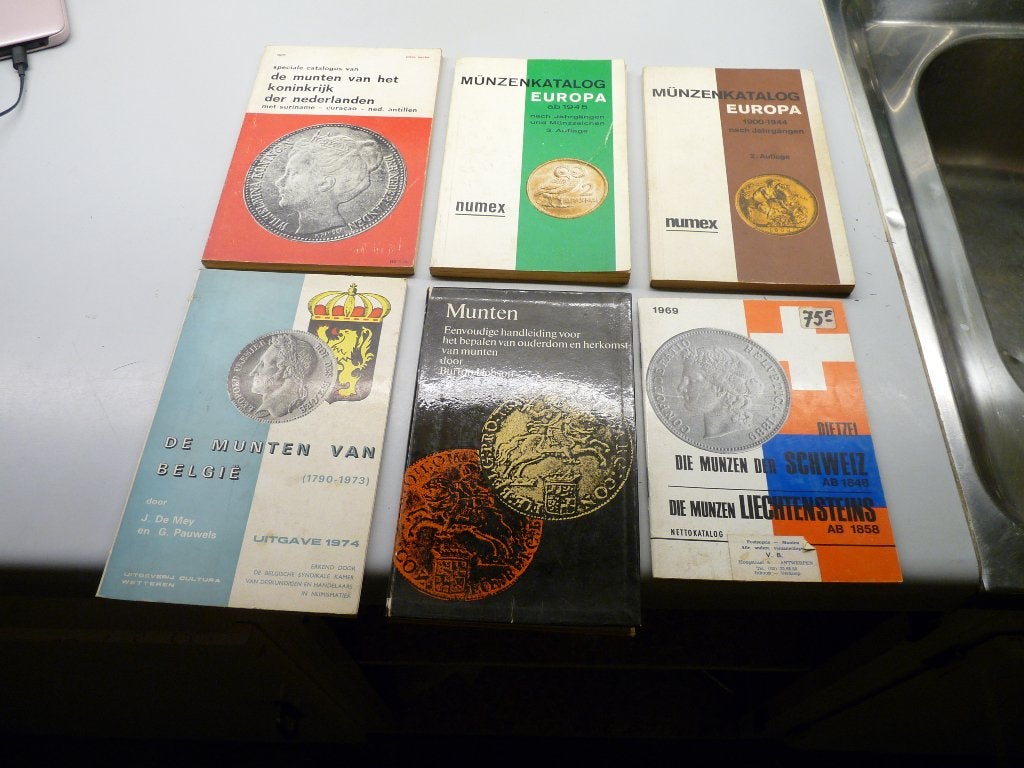6 oude  muntcatalogen, Ophalen of Verzenden