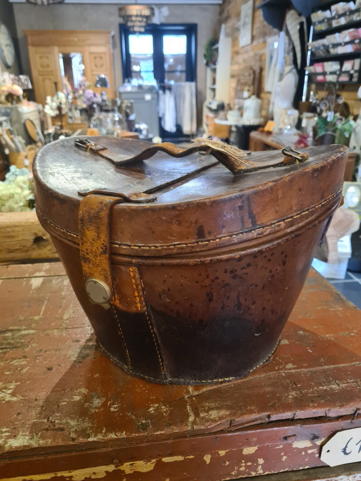 Ancienne boîte à chapeau en cuir avec chapeau, Antiquités & Art, Enlèvement