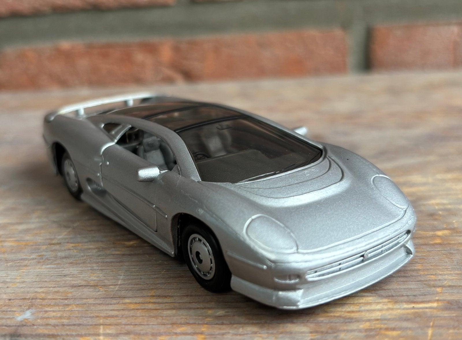 Maisto Shell Jaguar XJ220 - lichtgrijs - schaal 1:40, Ophalen of Verzenden, Zo goed als nieuw, Auto