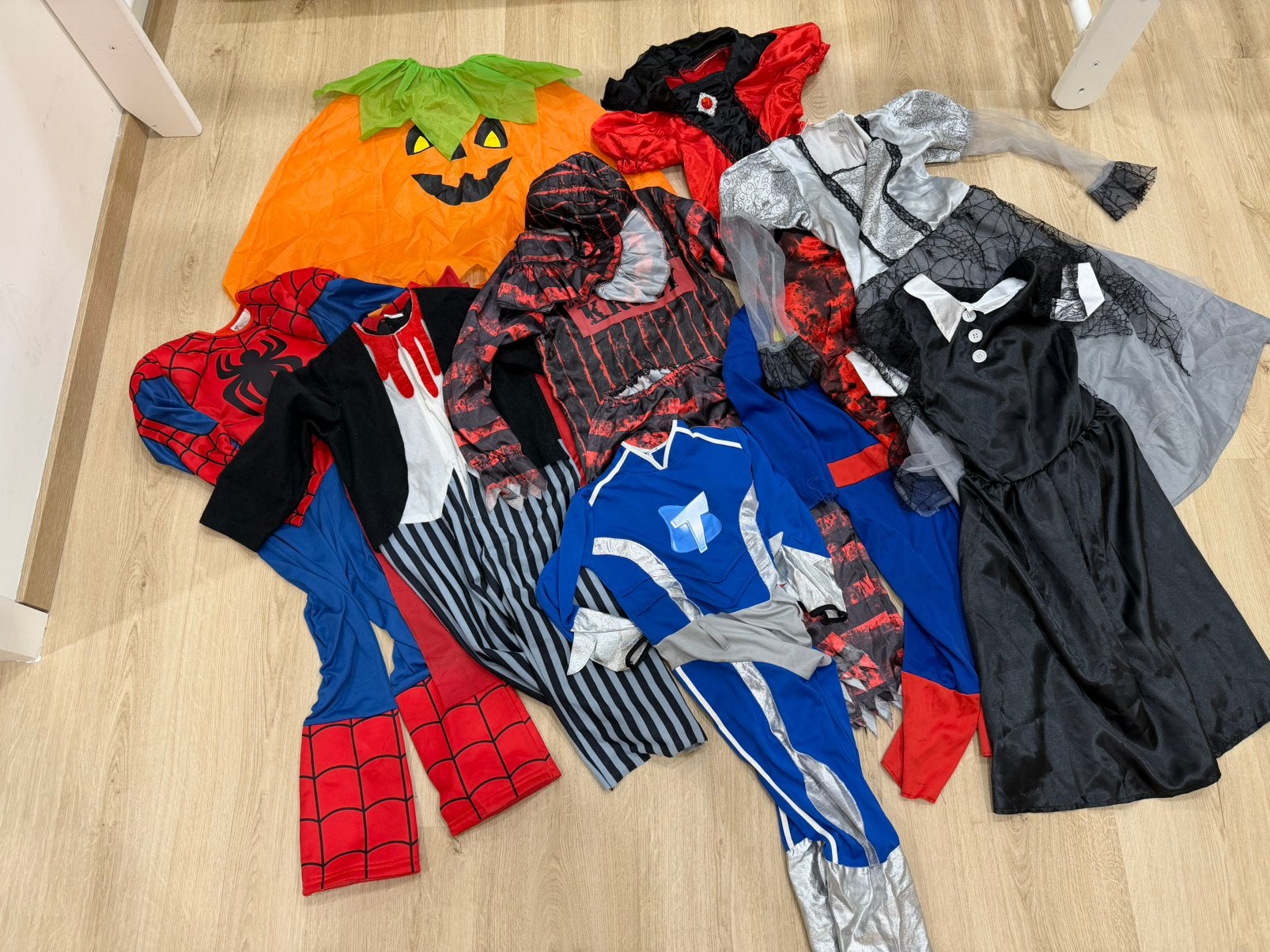 Halloween verkleedkleren, Ophalen, Zo goed als nieuw