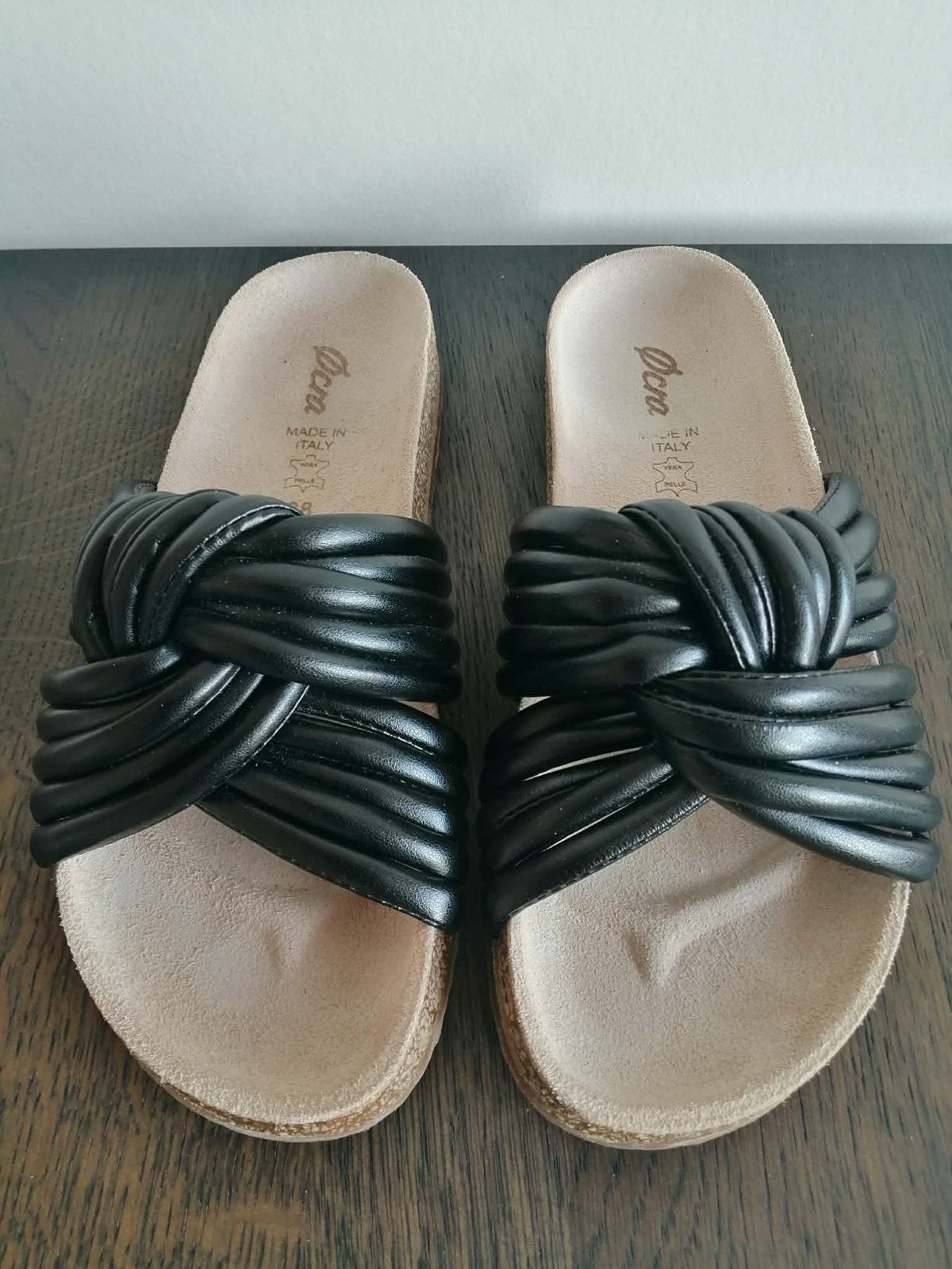Leder slippers Ocra 38, zo goed als nieuw in originele doos, Vêtements | Femmes, Chaussures, Enlèvement ou Envoi, Comme neuf, Sandales de bain