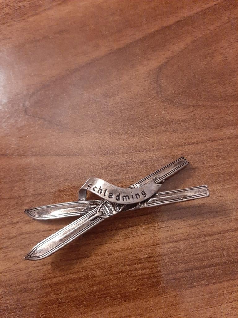 Vintage broche Schladming – met ski’s, Handtassen en Accessoires, Ophalen of Verzenden