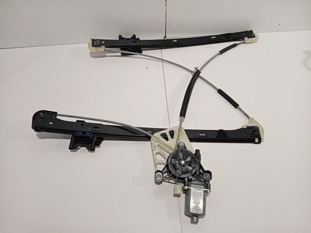 Raammechaniek elektrisch links voor Audi Q7, Onderdelen@venauto.nl, Van der Ven Autorecycling B.V., Gebruikt, Ettenseweg 76, 4706 PB Roosendaal, The Netherlands