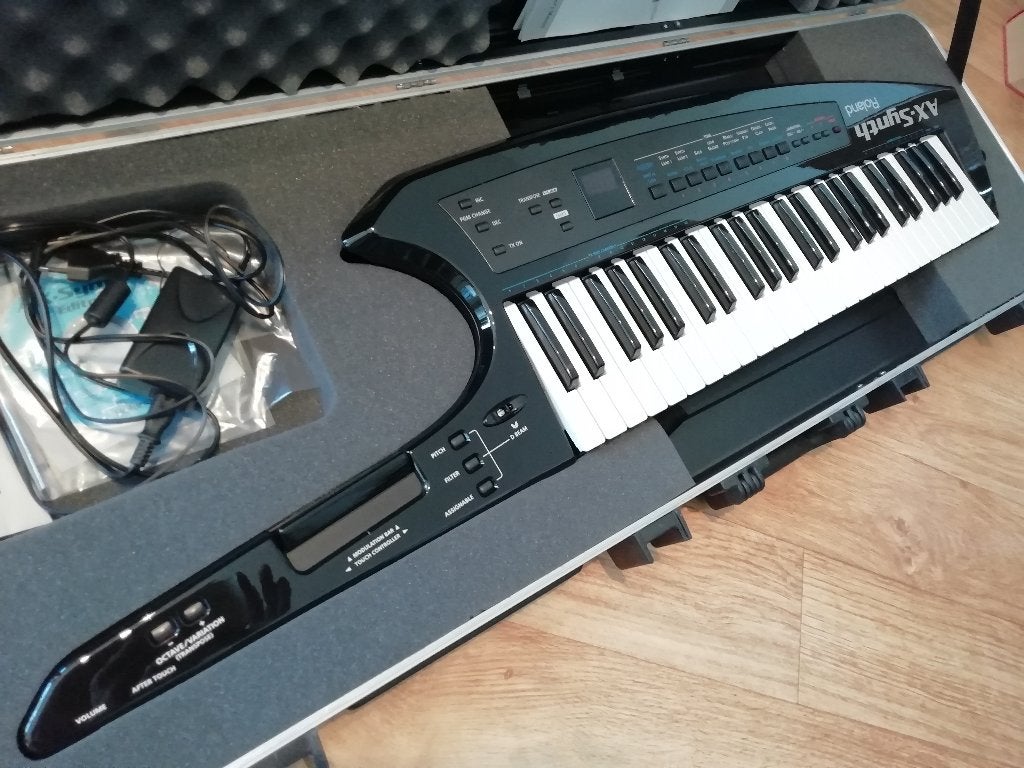 Roland Ax-Synth Black Sparkle Keytar + hoesje, Muziek en Instrumenten, Synthesizers, Zo goed als nieuw, 49 toetsen, Roland, Met koffer of flightcase
