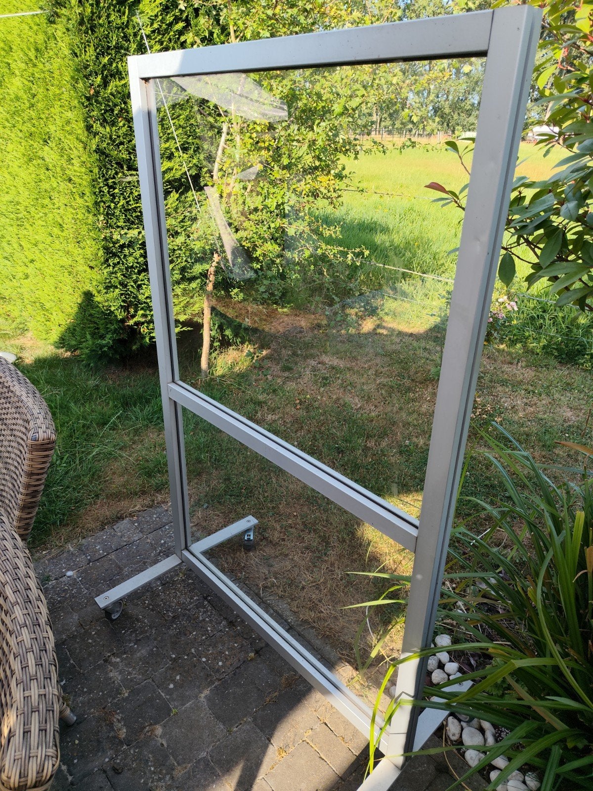 Windscherm uit glas op wieltjes,stevig,als nieuw, Ophalen
