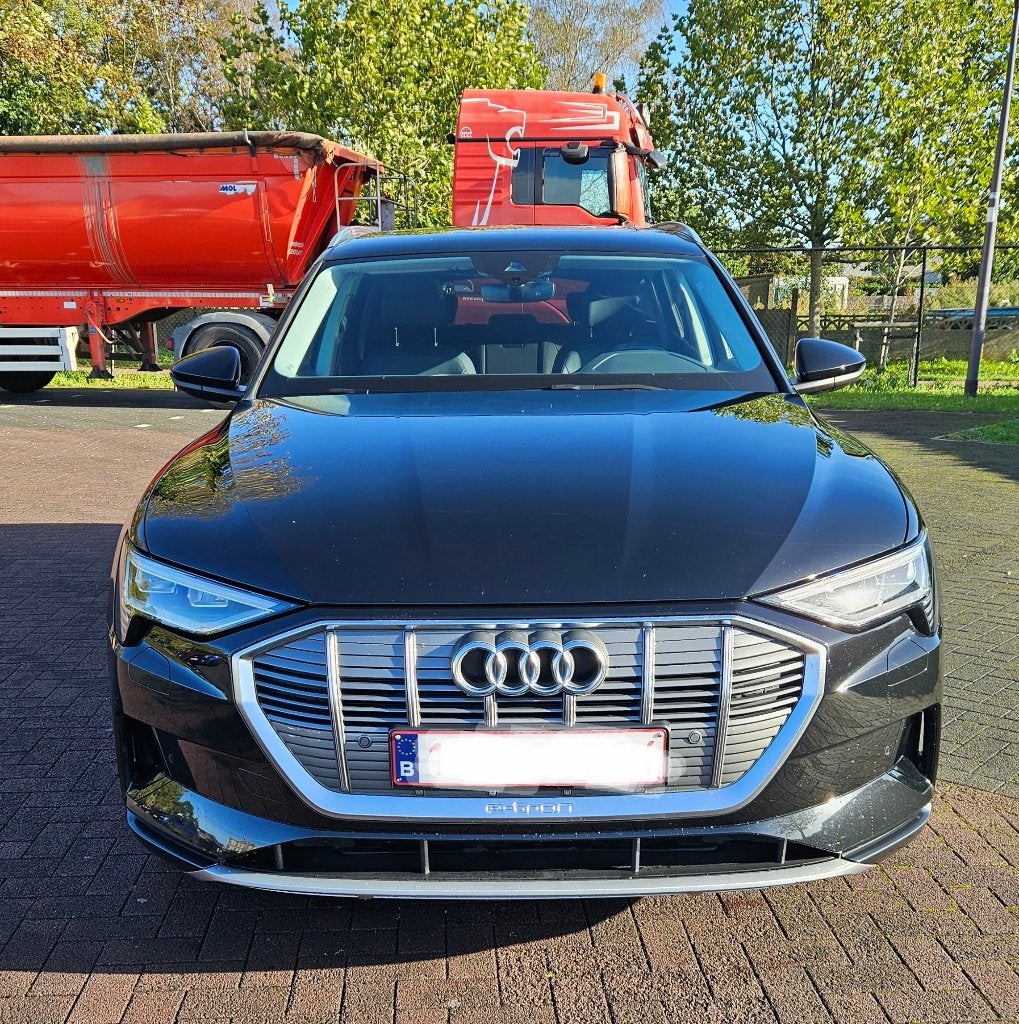 Audi Q8 e-Tron 55 Advanced Quattro, Auto's, Automaat, Dealer onderhouden, Zwart, Verwarmde buitenspiegels