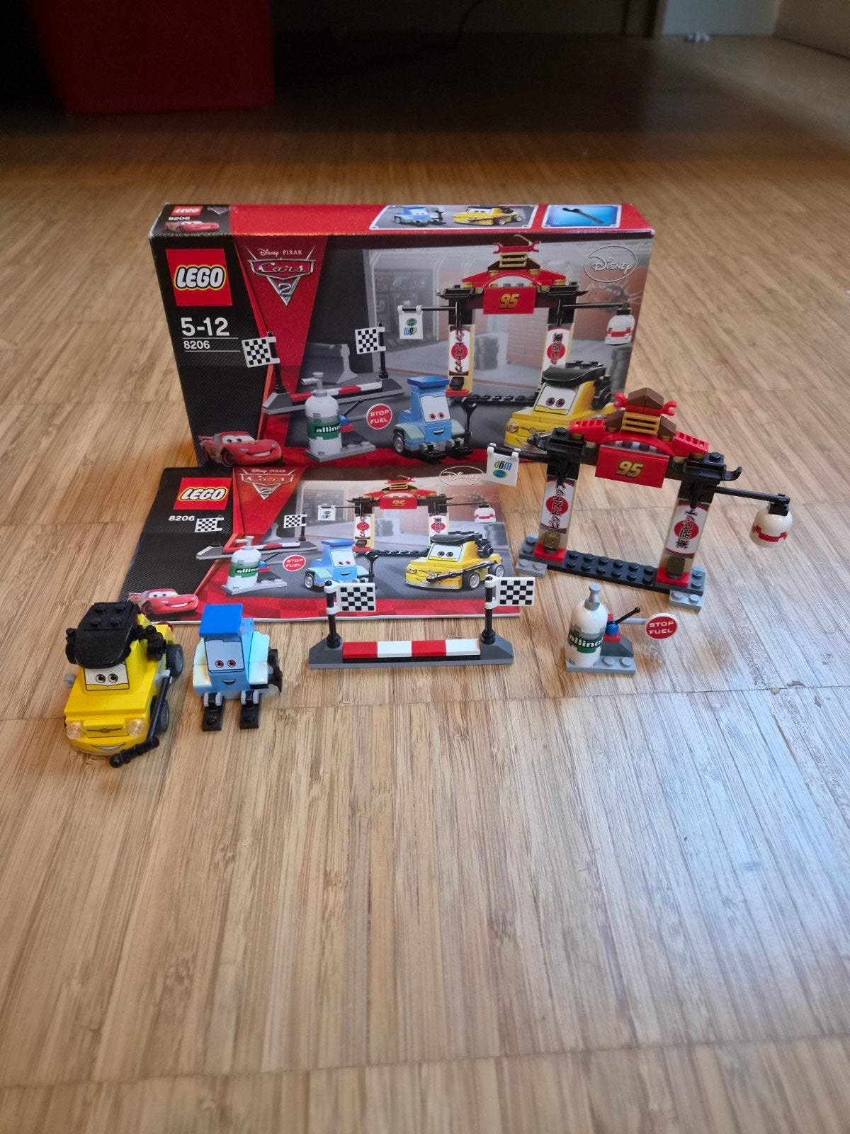 LEGO Cars 8206 Tokyo Pit Stop (100%compleet/Doos/Boekje), Kinderen en Baby's, Speelgoed | Duplo en Lego, Ophalen, Overige thema's