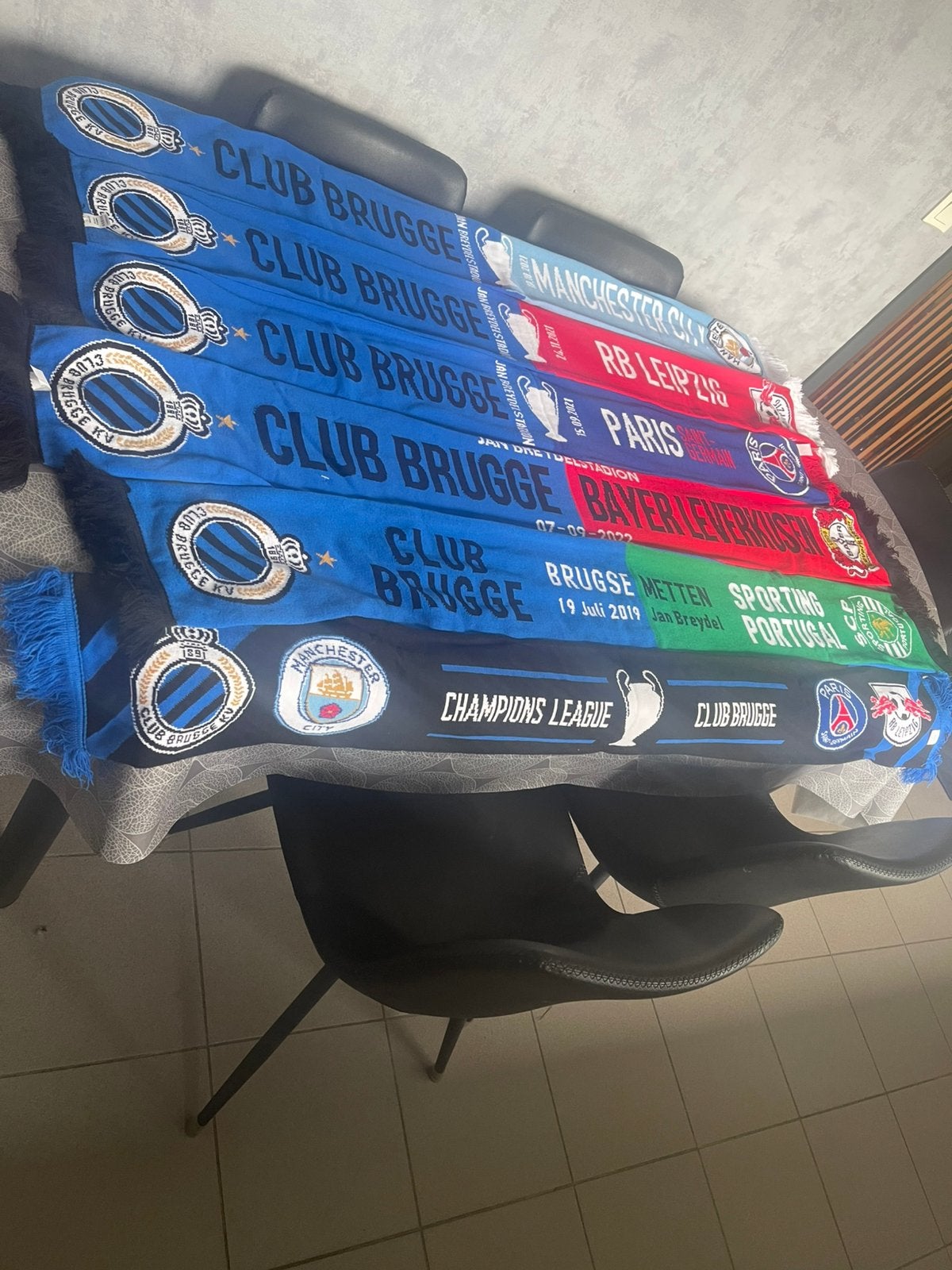 Sjaals club brugge, Ophalen, Zo goed als nieuw
