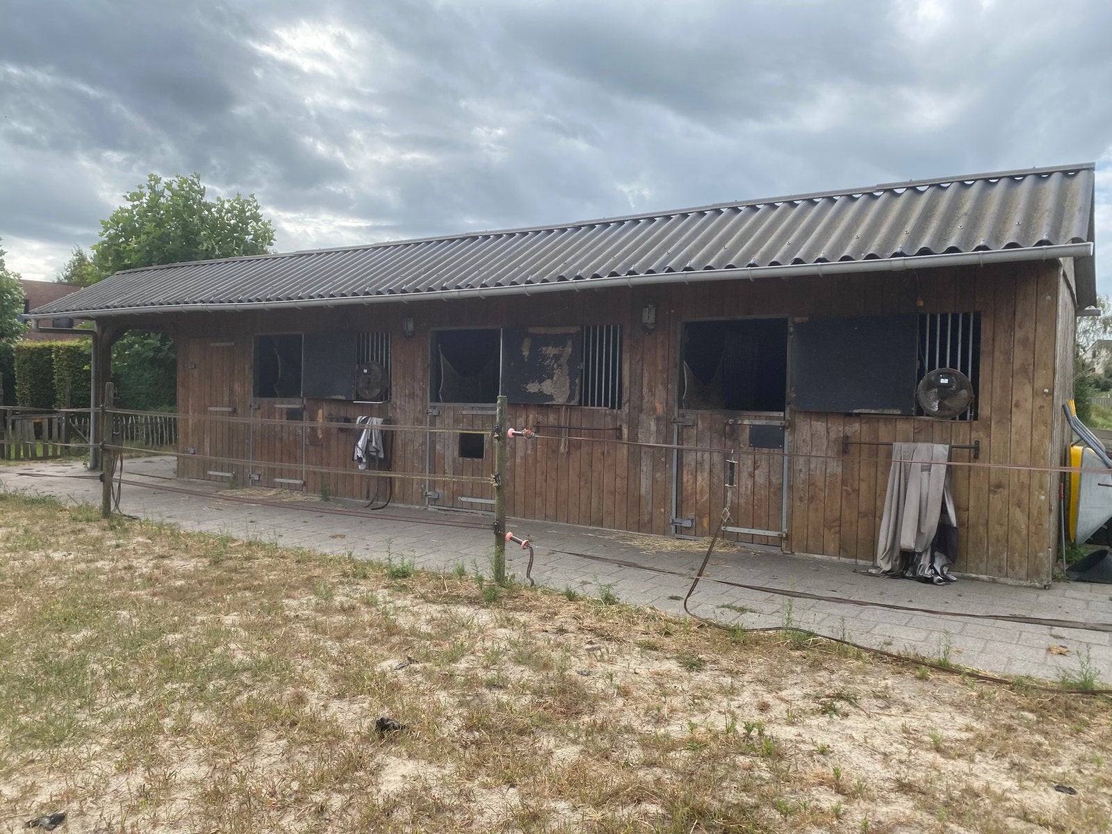 Paardenstal te koop, Dieren en Toebehoren, Stalling, 2 of 3 paarden of pony's