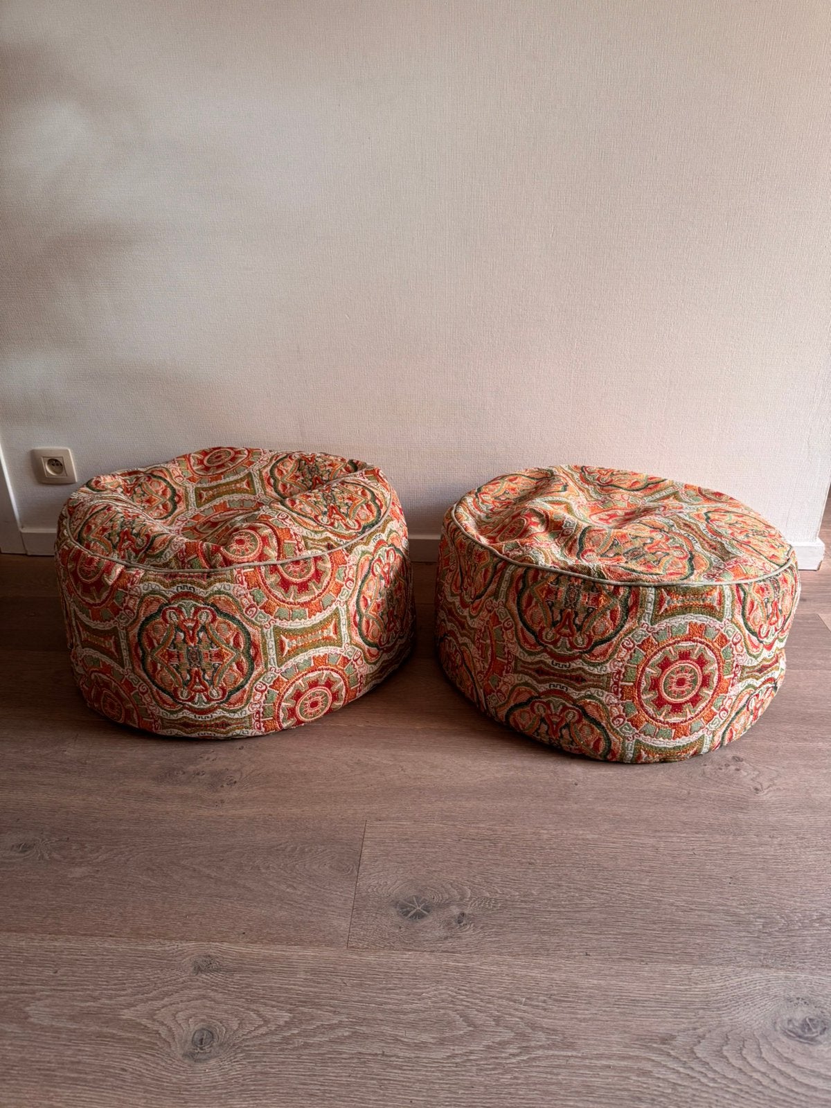 2 poefs sissy-boy, Ophalen, Zo goed als nieuw, Stof, 50 tot 75 cm