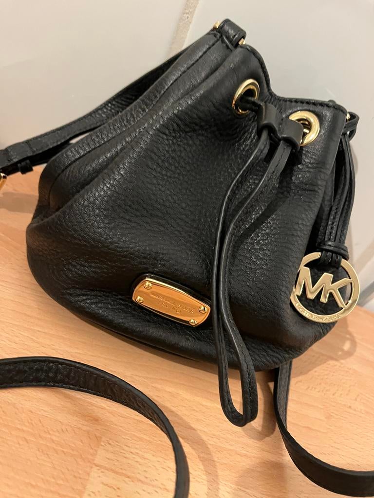 Michael kors crossbody met trekkoord in zwart leder, Handtassen en Accessoires, Tassen | Damestassen, Ophalen, Nieuw, Zwart, Schoudertasje