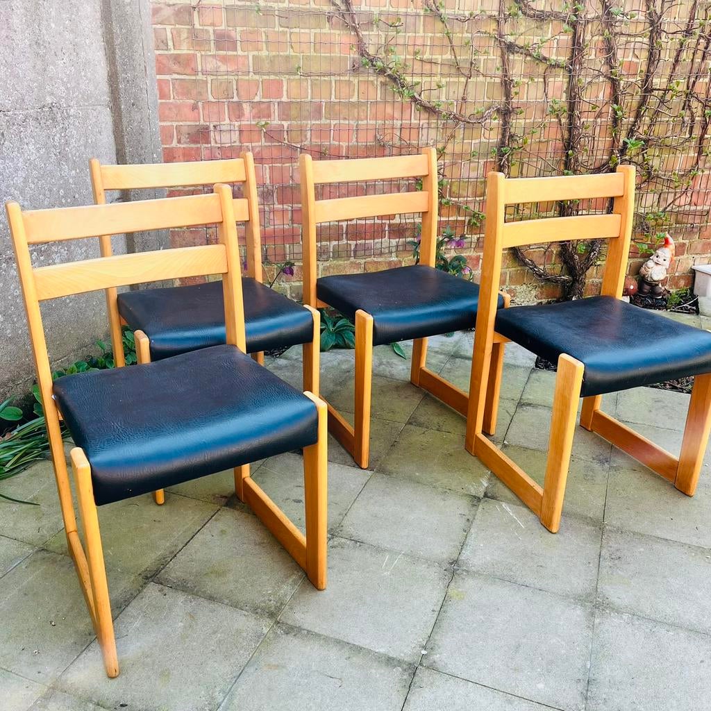 4 chaises vintage en bois massif + cuir noir Casala, Enlèvement