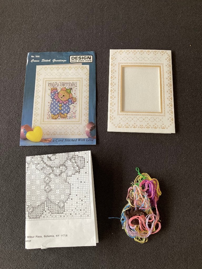 Patroon voor een kaartje + restjes DMC draad + papierenkader, Hobby en Vrije tijd, Ophalen of Verzenden, Zo goed als nieuw, Handborduren