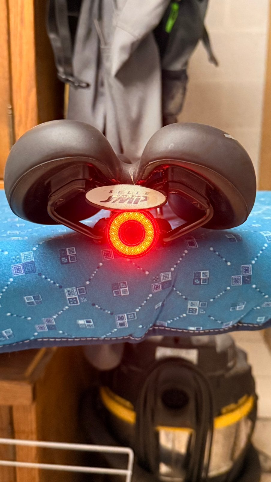 Selle SMP trk avec lampe, Vélos & Vélomoteurs, Enlèvement, Comme neuf, Selle
