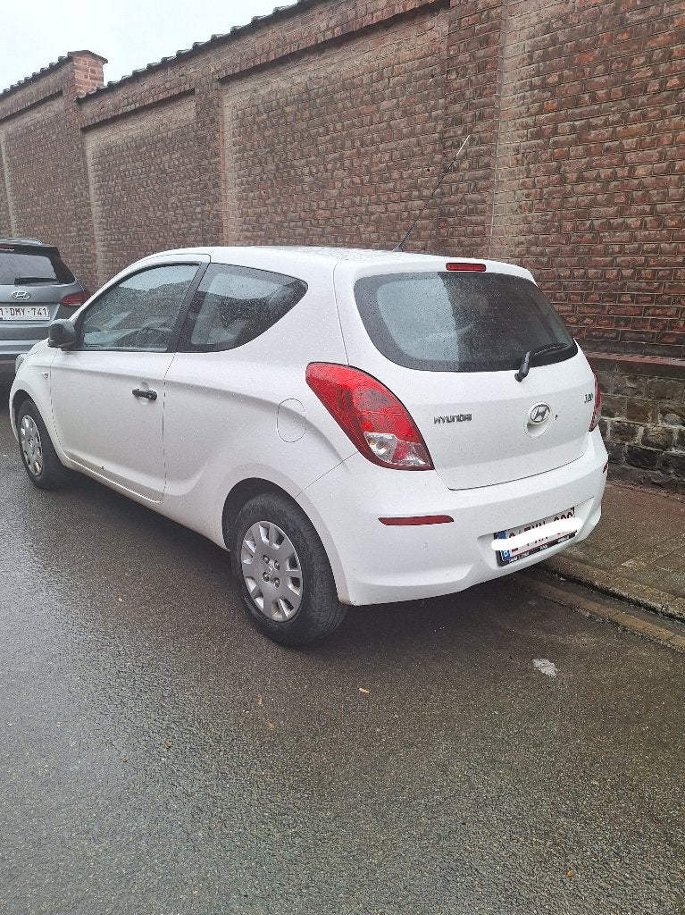 Hyundai i20 2013 benzine 181000km, Auto's, Voorwielaandrijving, Euro 5, Stof, Zwart