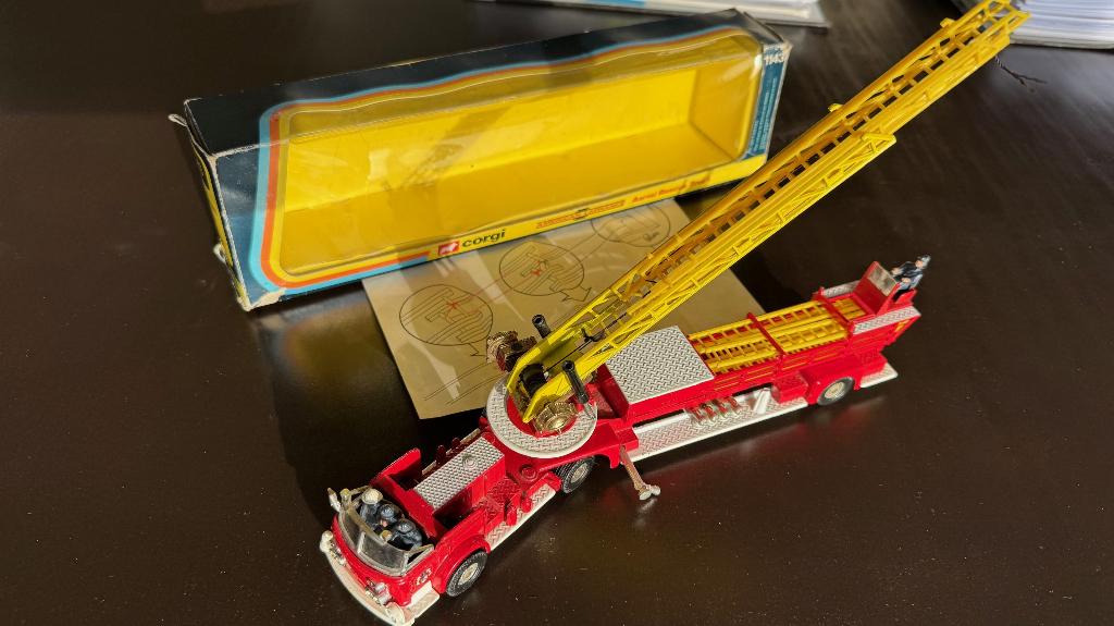 CORGI 1143 AMERICAN LAFRANCE AERIAL RESCUE FIRE TRUCK, Enlèvement ou Envoi, Utilisé, Bus ou Camion, Corgi