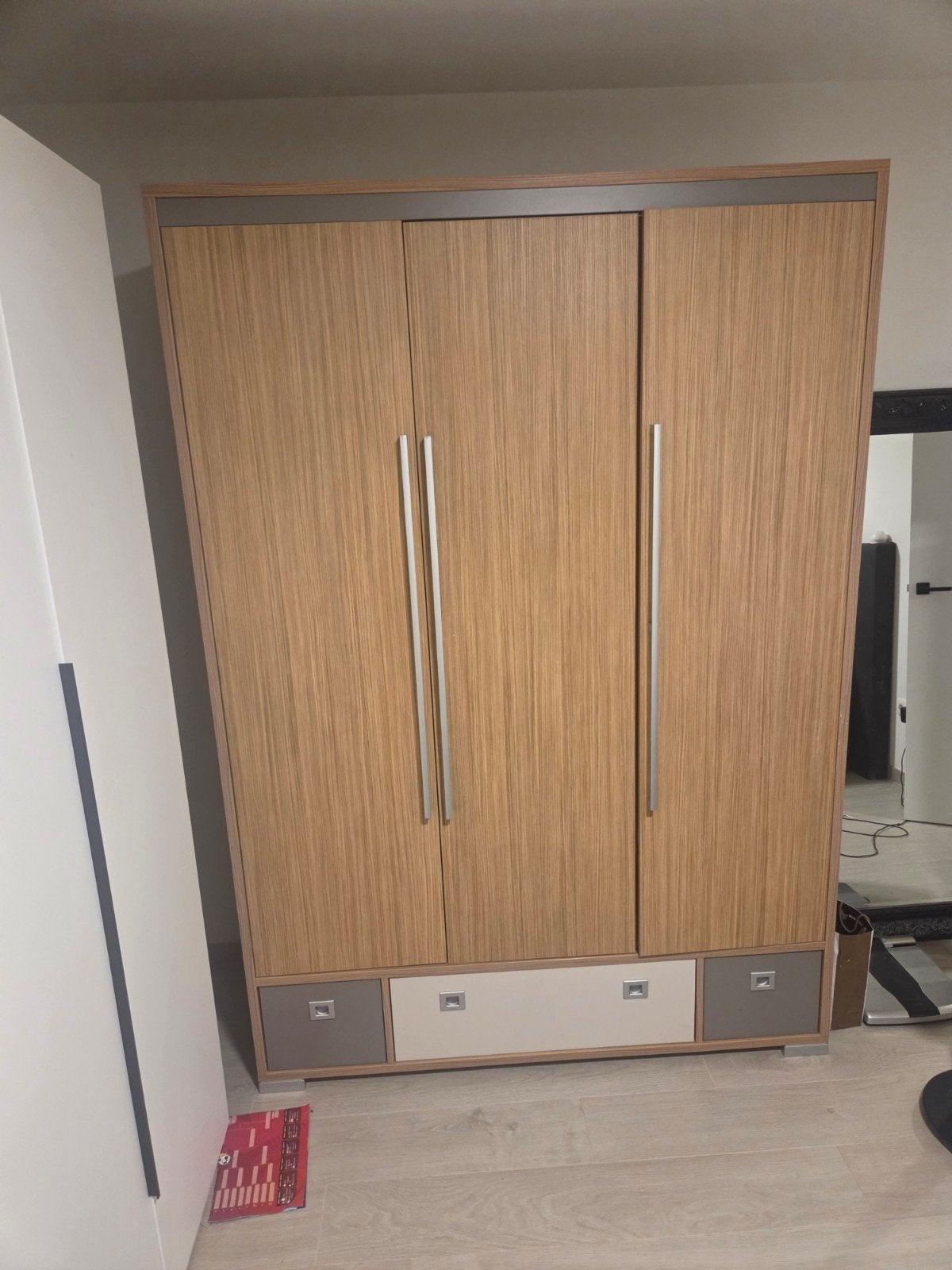 Grande armoire marron à 3 portes avec penderie, étagères et, Maison & Meubles, Armoires | Penderies & Garde-robes, Avec espace de penderie