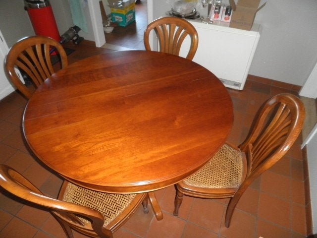 Eettafel in Kerselaar hout  Alles goed lezen Aub., Huis en Inrichting, Tafels | Eettafels, Ophalen, Klassiek, Rond, Zo goed als nieuw