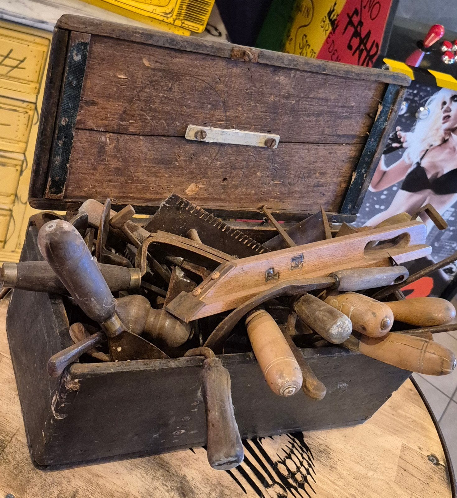 Deux petits coffre en bois avec des outils anciens, Antiquités & Art, Enlèvement