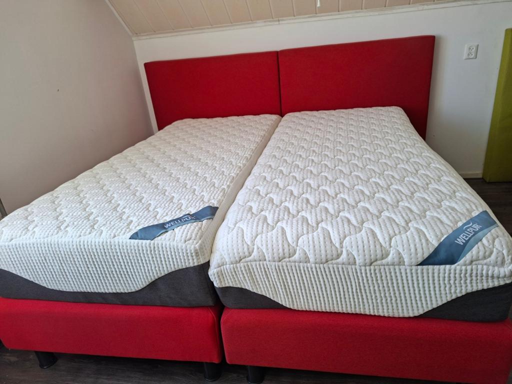 Boxpring bed, eventueel met 1 matras, Huis en Inrichting, Slaapkamer | Boxsprings, Rood, Ophalen