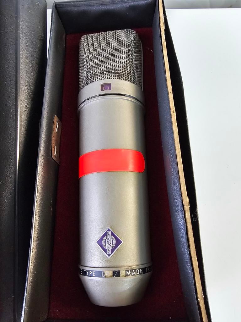Neumann U87 Ai & support réglable (girafe), Enlèvement, Comme neuf, Micro studio