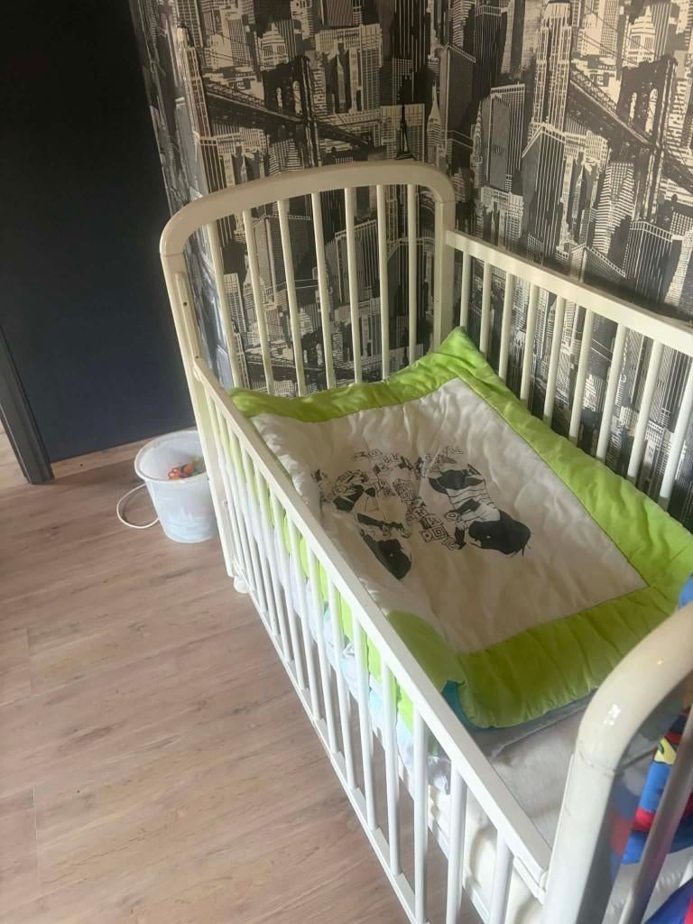 degelijk babybedje verstelbaar en benodigheden met wieltje, Kinderen en Baby's, Ophalen, Gebruikt, Lattenbodem