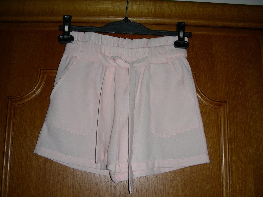 Perzikkleurig short, Frizzle, maat 134, 9 jr (zo goed als ni, Kinderen en Baby's, Kinderkleding | Maat 134, Broek, Meisje, Frizzle by Bel & Bo